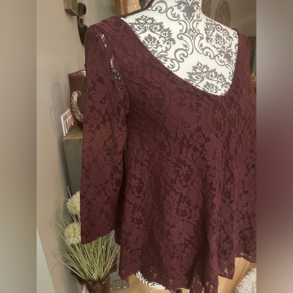 American Eagle size XS burgundy lace top - Picture 3 of 9